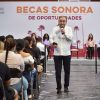 “Se puede reescribir el destino”: Durazo a jóvenes universitarios becados