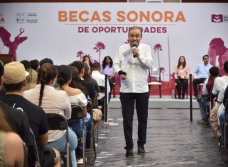 “Se puede reescribir el destino”: Durazo a jóvenes universitarios becados