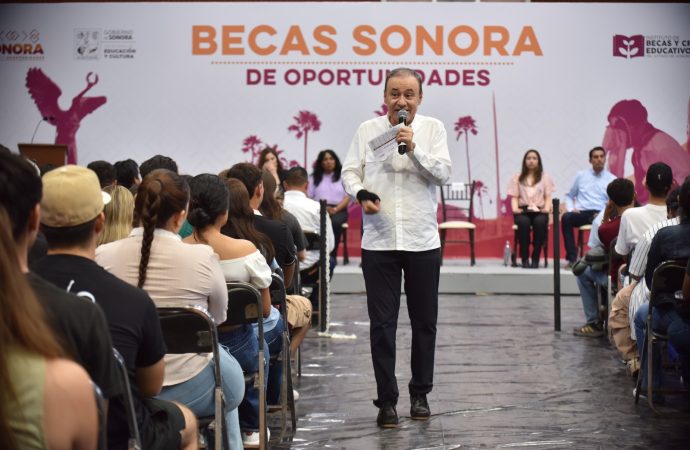 “Se puede reescribir el destino”: Durazo a jóvenes universitarios becados