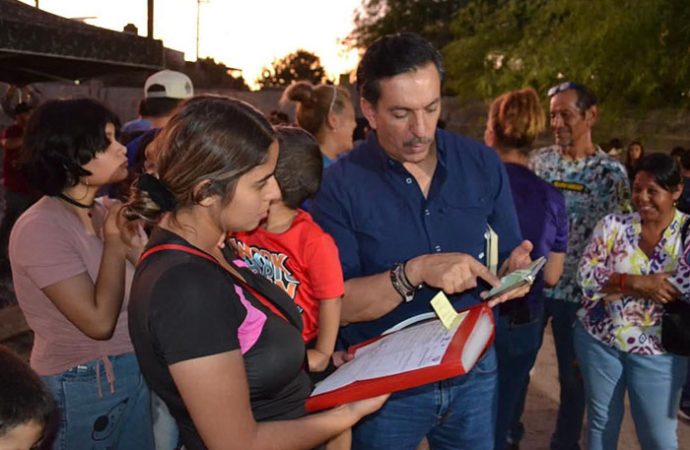 Lleva servicios básicos David Figueroa a vecinos de la Machi López