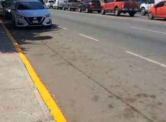 Pleito entre taxistas y comerciantes por líneas amarillas