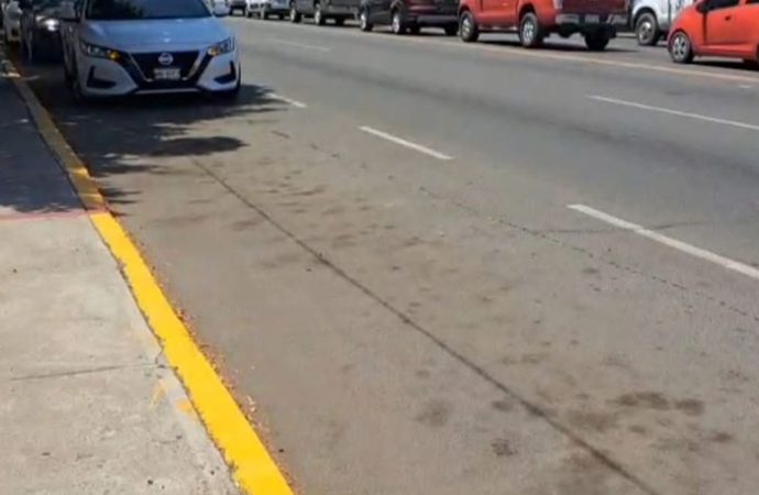 Pleito entre taxistas y comerciantes por líneas amarillas