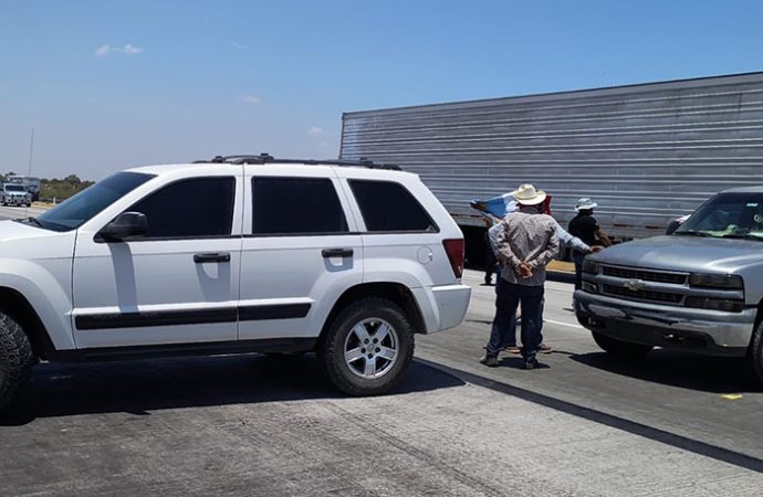 Bloquean yaquis la México 15 en exigencia de agua potable