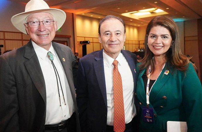 Reconocen a Ken Salazar por ser aliado del desarrollo entre Arizona y Sonora