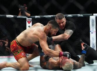 Topuria se lleva campeonato de UFC y feroces críticas por golpear a su rival ya noqueado