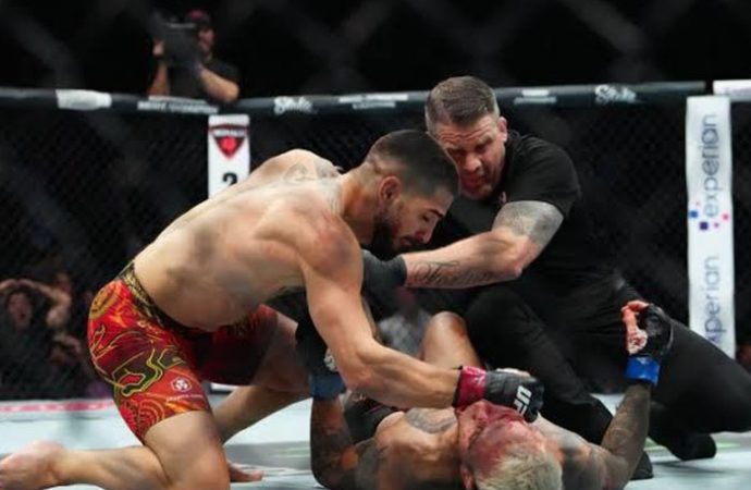 Topuria se lleva campeonato de UFC y feroces críticas por golpear a su rival ya noqueado