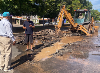 Fuga en línea principal de agua sobre calle Náinari es atendida por OOMAPASC