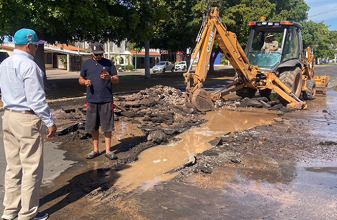 Fuga en línea principal de agua sobre calle Náinari es atendida por OOMAPASC