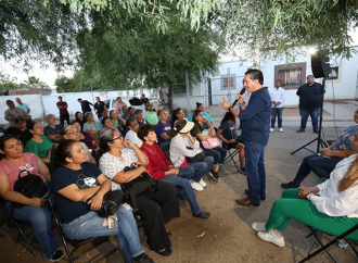 Escucha David Figueroa a vecinos de colonia Floresta