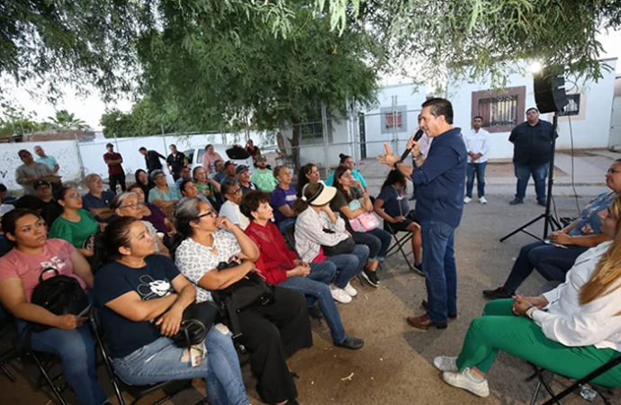 Escucha David Figueroa a vecinos de colonia Floresta