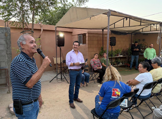 Atiende David Figueroa a vecinos de la colonia Camino Real