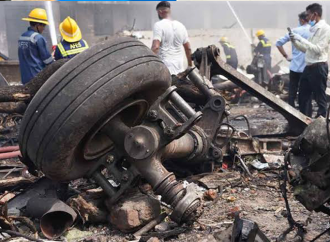 Al menos 200 muertos al estrellarse en India un avión que se dirigía a Londres con 240 personas a bordo