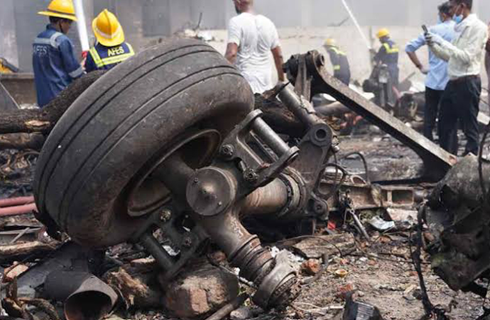 Al menos 200 muertos al estrellarse en India un avión que se dirigía a Londres con 240 personas a bordo