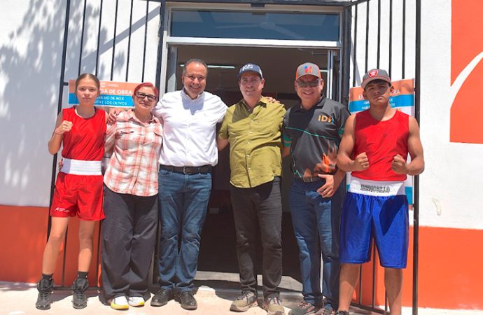 Inauguran Toño Astiazarán y Julio César Chávez rehabilitación de campo de fútbol y gimnasio de box en Los Olivos