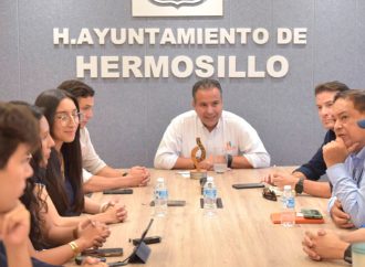 Cumple Toño Astiazarán a jóvenes ganadores de Smart City Hackathón para hacer realidad sus proyectos innovadores