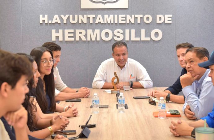 Cumple Toño Astiazarán a jóvenes ganadores de Smart City Hackathón para hacer realidad sus proyectos innovadores