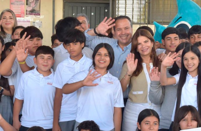 Apoyan Toño Astiazarán y Patty Ruibal a jóvenes con el programa Advertencia para prevenir adicciones