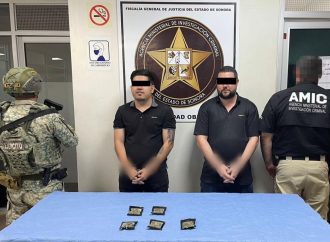 Cae pareja criminal en Cajeme: portaban armas largas, ponchallantas, drogas y equipo táctico