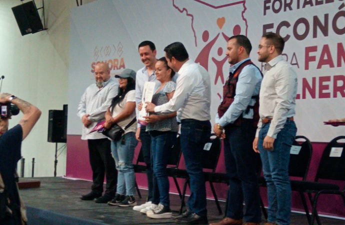 Entregan Secretaría del Bienestar apoyos económicos para familias vulnerables