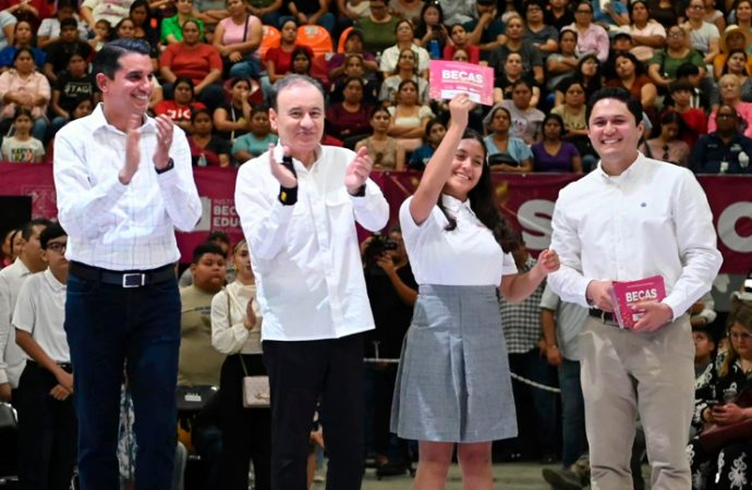 Entrega Alfonso Durazo 7 mil becas a estudiantes de Hermosillo