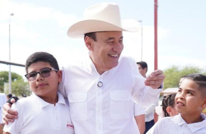 Avanza entrega de uniformes escolares en Nogales; alcanza el 95 %
