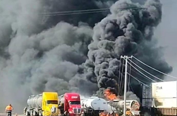 Impacto entre pipa y tren provoca explosión en Cajeme; hay dos lesionados