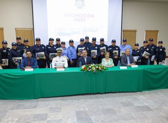 Javier Lamarque hace entrega de grados a policías municipales