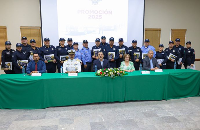 Javier Lamarque hace entrega de grados a policías municipales