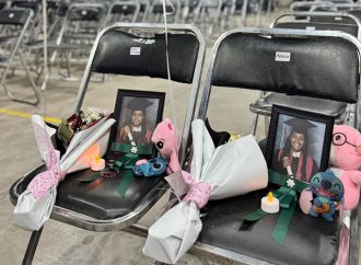 Dos sillas vacías, un diploma y un globo: la graduación con luto por las gemelas asesinadas en Hermosillo