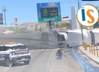 Vuelca tráiler en Hermosillo
