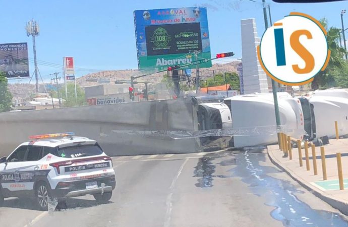 Vuelca tráiler en Hermosillo