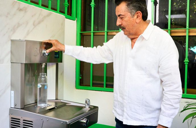 Inaugura Javier Lamarque bebedero público en edificio de OOMAPASC