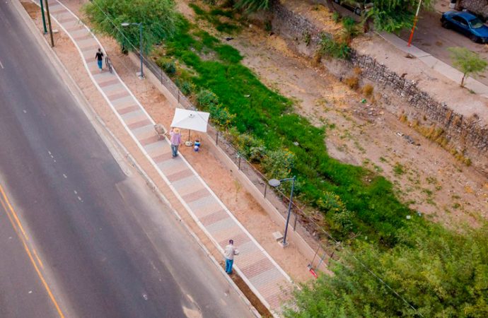 Astiazarán y vecinos verifican avance del Parque Lineal Lázaro Cárdenas en el norponiente
