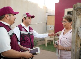 Heriberto Aguilar y Jacobo Mendoza recorren casa por casa la colonia Las Placitas