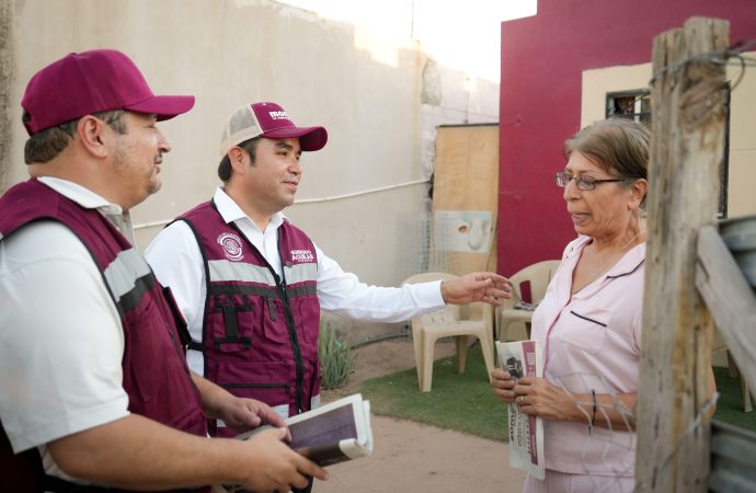 Heriberto Aguilar y Jacobo Mendoza recorren casa por casa la colonia Las Placitas