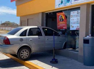 Automóvil choca y termina dentro de un establecimiento comercial en el sur de Hermosillo