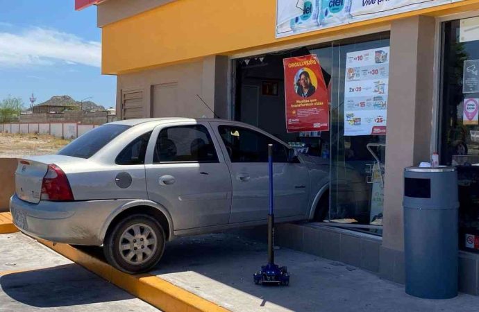 Automóvil choca y termina dentro de un establecimiento comercial en el sur de Hermosillo