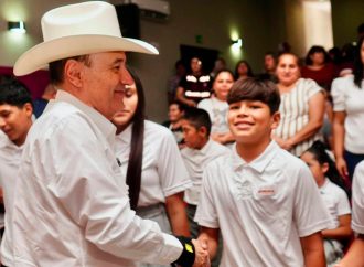 Durazo cumple en la Sierra: becas y libros gratuitos para estudiantes de Bavispe