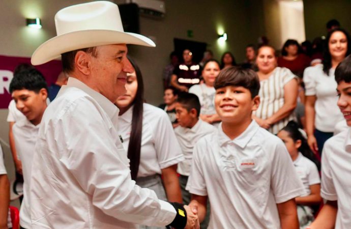 Durazo cumple en la Sierra: becas y libros gratuitos para estudiantes de Bavispe