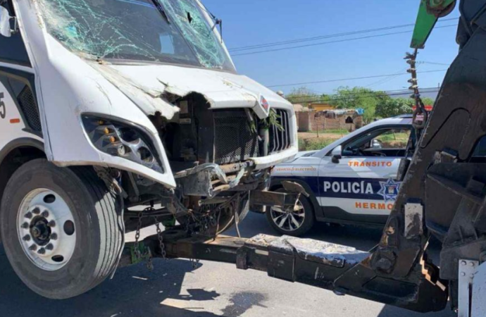 Accidente de autobús de personal provoca cierre de bulevar al norponiente de Hermosillo