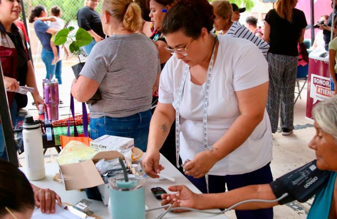 Gobernador Durazo beneficia con servicios gratuitos de “Sonora Atiende” a familias de la colonia Altares