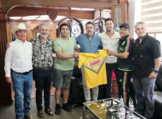 Recibe Javier Lamarque en Cajeme a leyendas del balompié nacional