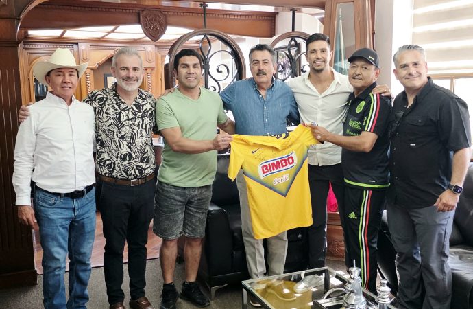 Recibe Javier Lamarque en Cajeme a leyendas del balompié nacional