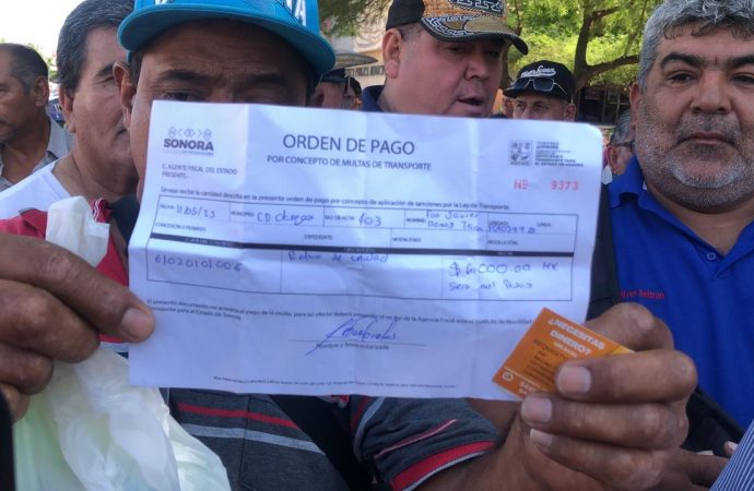 Taxistas se manifiestan en contra de operativos