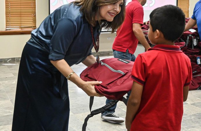 DIF Cajeme respalda la educación con entrega de más de 700 paquetes de útiles escolares