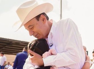 Durazo impulsa la educación en Sonora con uniformes, becas y más de 3 millones de libros