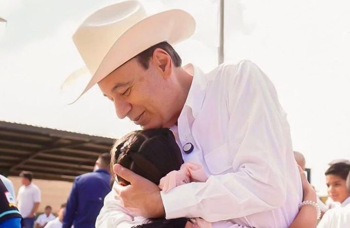 Durazo impulsa la educación en Sonora con uniformes, becas y más de 3 millones de libros
