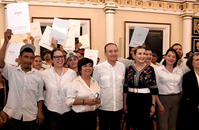 Da certeza jurídica Alfonso Durazo a familias con su vivienda