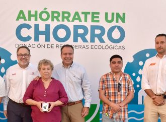 Toño Astiazarán y Coca-Cola regalan 10 mil regaderas ecológicas