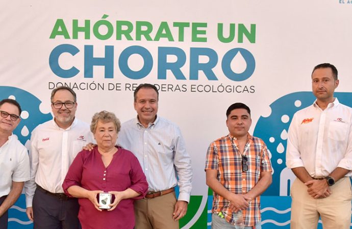 Toño Astiazarán y Coca-Cola regalan 10 mil regaderas ecológicas